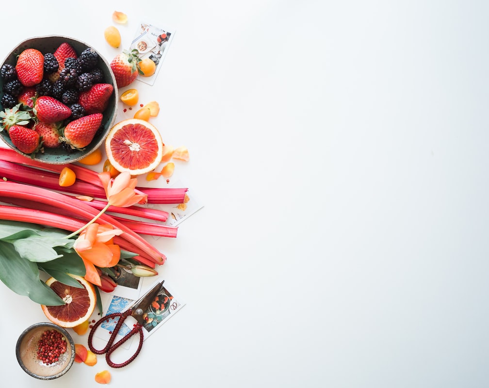 Smoothie Bowl mit Beeren und Nüssen